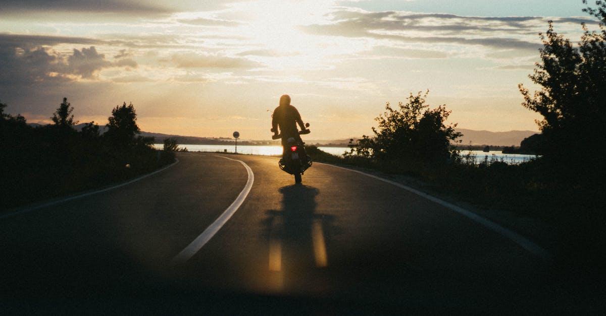 Personne a moto pendant l heure d ork50gln